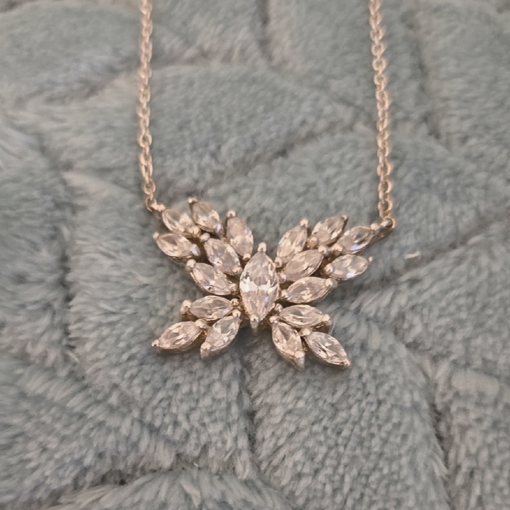 Elegant 9.25 Sterling Silver Pendant Necklace